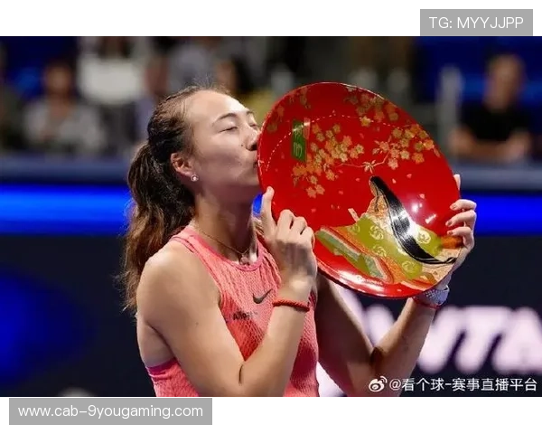 女子网球新秀在国际赛场接连获胜，表现亮眼