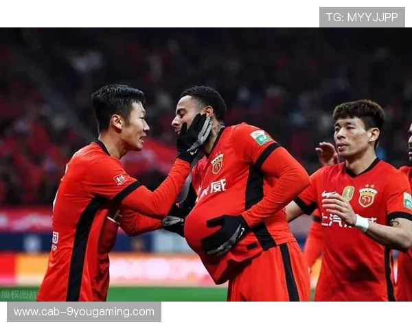 上海海港徐新助攻连连，李明破门得手：场上默契，场下装备的故事